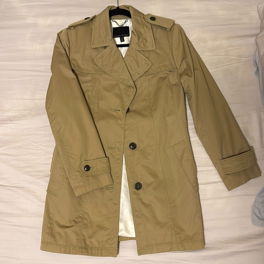 Banana Republic trench coat in Petit Medium